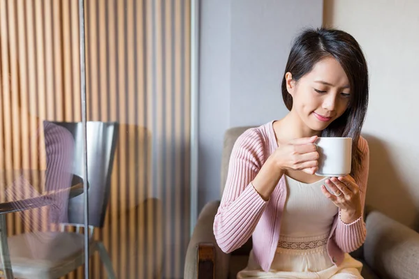Kadın zevk sabah kahvesini