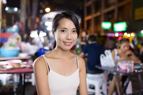Látogasson el a Bangkok városának nő éjszaka piacot — Stock Fotó