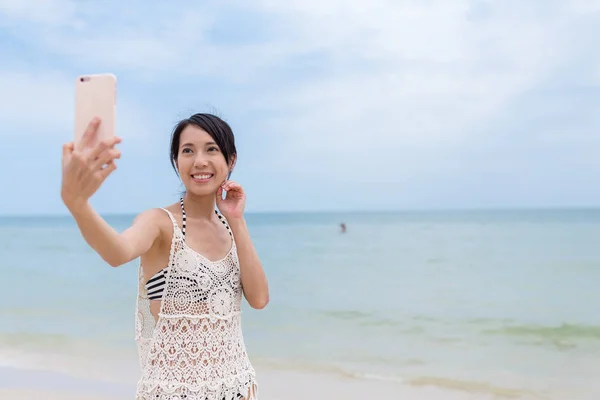 Donna che prende selfie in spiaggia di sabbia — Foto Stock