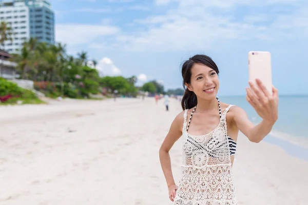 Žena která selfie na smartphone na pláži — Stock fotografie