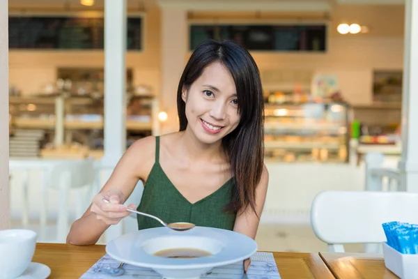 Femeia se bucură de supă în restaurant — Fotografie, imagine de stoc