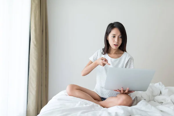 Mulher lendo uma notícia chocante do computador portátil — Fotografia de Stock