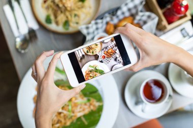 Kadın alarak fotoğraf cep telefonu ile Üstten Görünüm