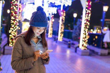 Geceleri cep telefonundan arayan kadın