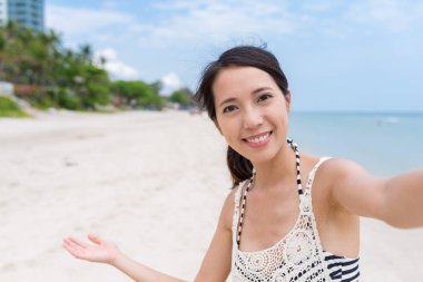 Selfie kum Beach'te çekmek için kamera tutan kadın 