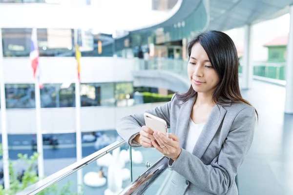 Zakenvrouw werken met smartphone — Stockfoto