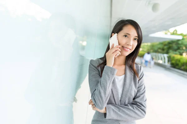 Affärskvinna chatt på mobiltelefon på utomhus — Stockfoto