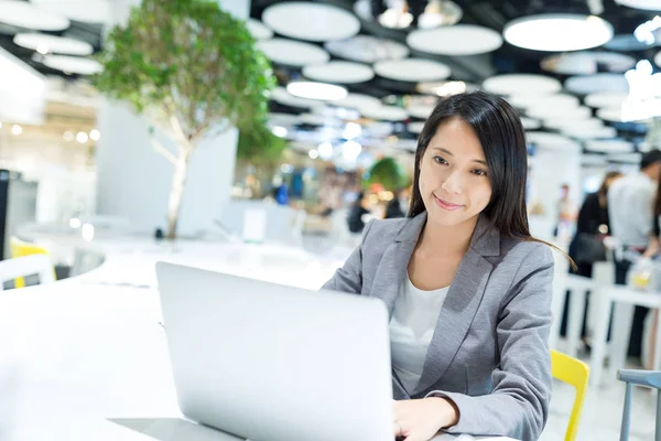 dizüstü bilgisayar üzerinde çalışan iş kadın