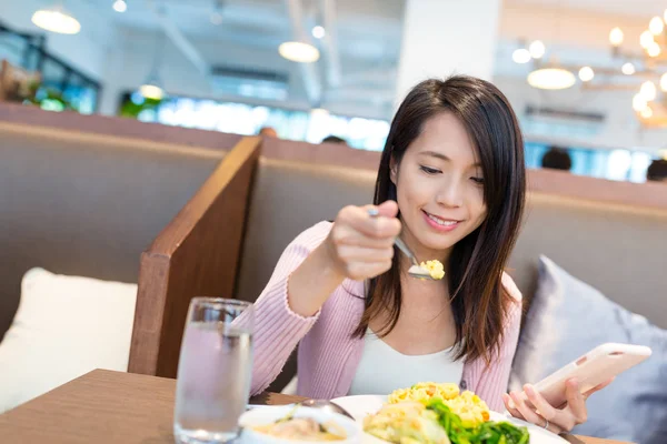 Žena na oběd a společné používání mobilních telefonů — Stock fotografie