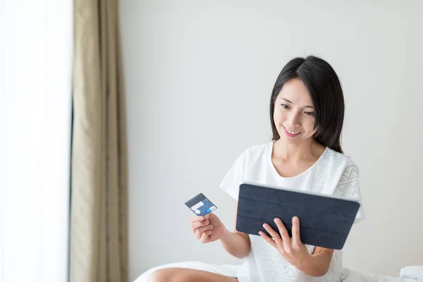 Frau kauft online mit Tablet und Kreditkarte ein — Stockfoto