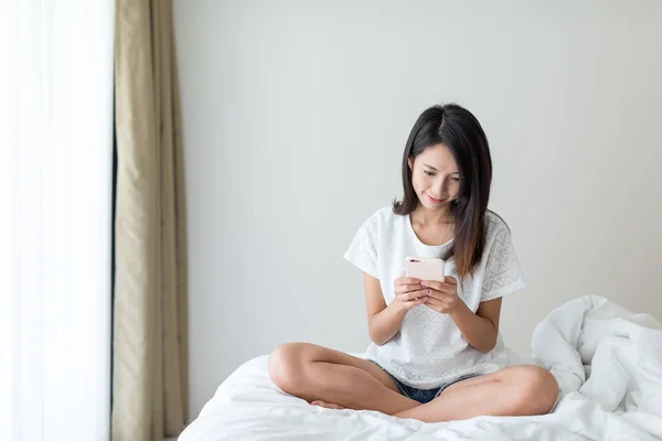 Mujer usando teléfono celular —  Fotos de Stock