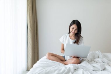 Dizüstü bilgisayarda çalışan kadın