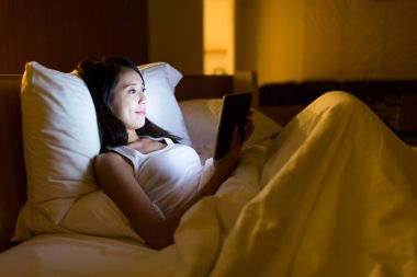 Evde dijital tablet kullanan kadın