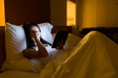 Dijital tablet kullanarak yorgun hissediyorum kadın 