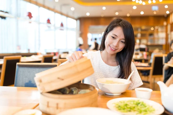 Женщина наслаждается едой в китайском ресторане — стоковое фото