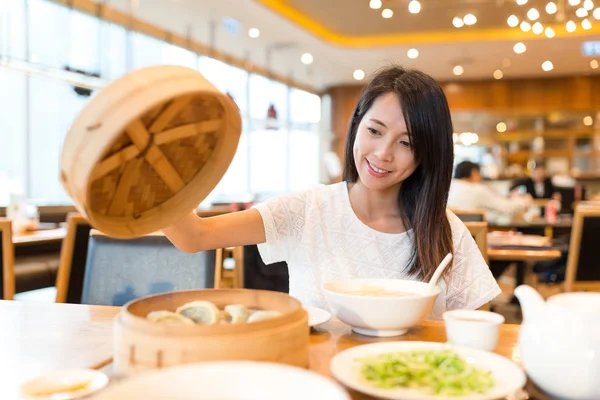 Mulher gosta de refeição no restaurante chinês — Fotografia de Stock