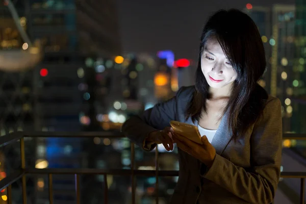 Empresária usando telefone celular à noite — Fotografia de Stock