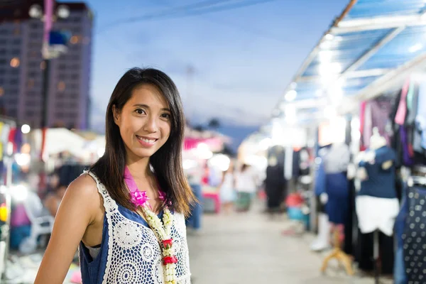 Женщина делает покупки на ночном рынке в Таиланде — стоковое фото