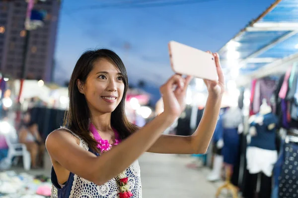 Žena s selfie v noci trhu — Stock fotografie