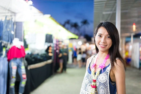 Жінка покупки в нічний ринок в Таїланді — стокове фото