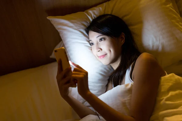 Женщина, использующая мобильный телефон ночью — стоковое фото