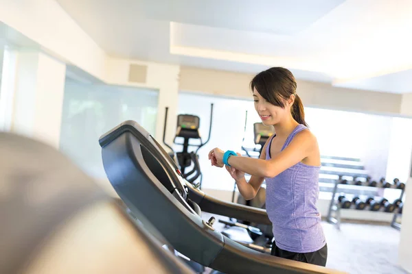 Woman running on treadmill — Stock Photo, Image