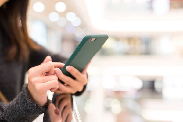 Kvinna med hjälp av mobiltelefon — Stockfoto