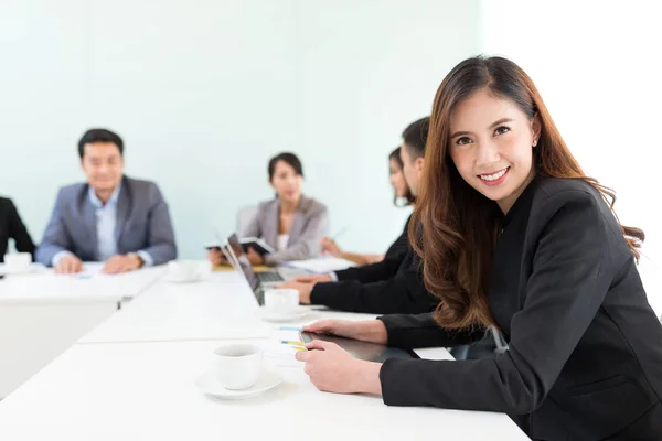 Gente de negocios en sala de reuniones — Foto de Stock