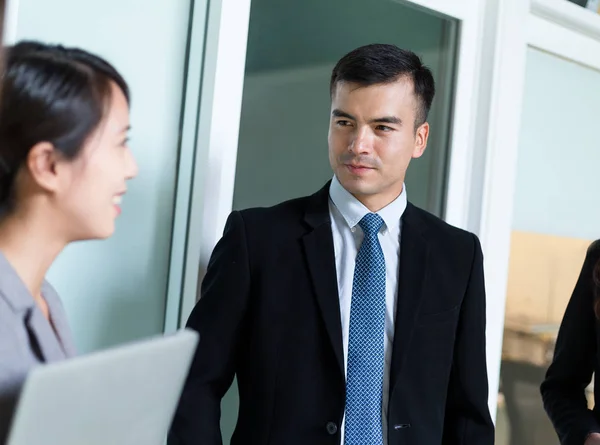 Diskussion der Geschäftsleute — Stockfoto