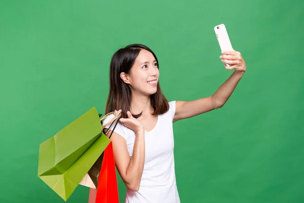 Γυναίκα, κρατώντας τσάντες για ψώνια και λήψη selfie — Φωτογραφία Αρχείου