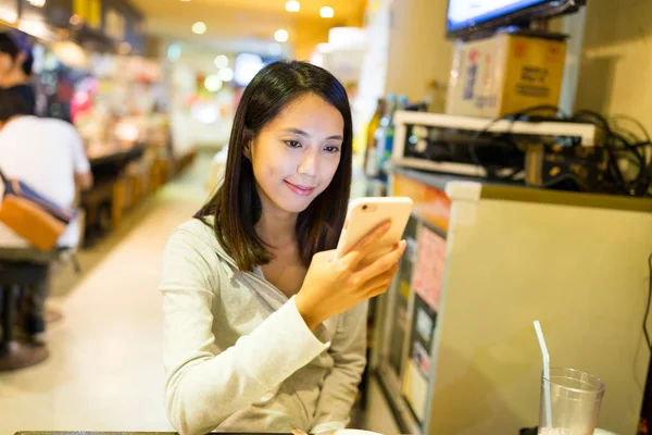 Femme regardant le téléphone mobile — Photo