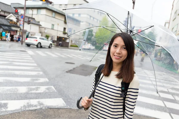 Femme tenant parapluie et voyageant à l'extérieur — Photo