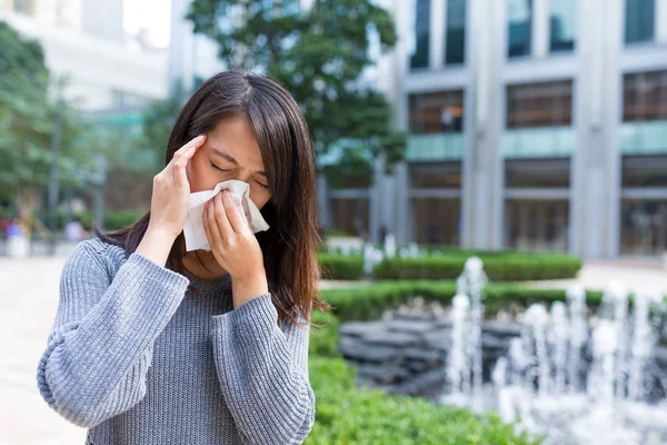 Mujer sintiéndose enferma — Foto de Stock