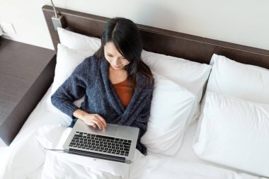 Dizüstü bilgisayarda çalışan kadın