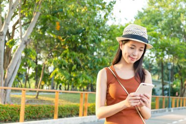 cep telefonu üzerinde çalışan kadın