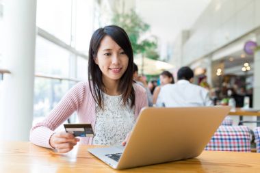 Online alışveriş için kredi kartı kullanan kadın