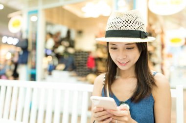 Cep telefonu kullanan kadın