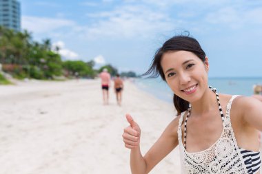 Genç bir kadın selfie çekiyor.