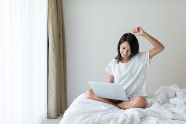 evde dizüstü bilgisayar üzerinde çalışan kadın