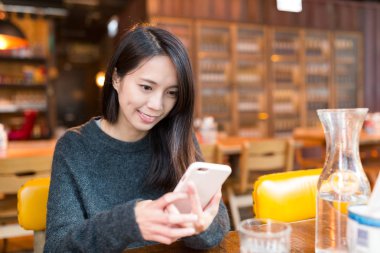 Cep telefonunuzun çalışan kadın