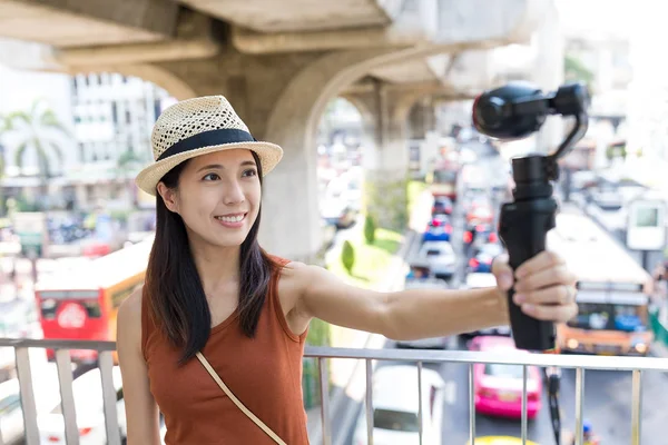 Frau macht Selfie-Film mit Video-Stabilisator — Stockfoto