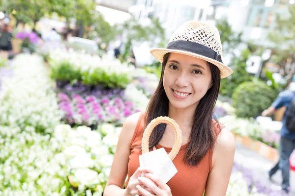 Femme profiter de la collation au marché — Photo