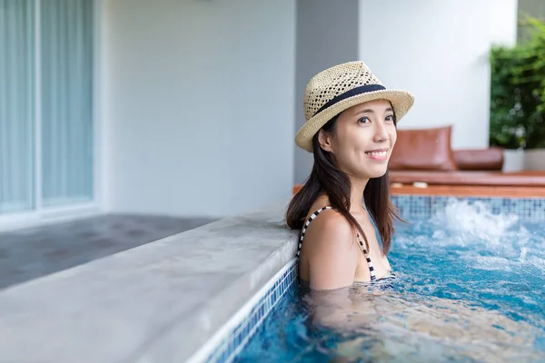 Mulher desfrutar do spa jacuzzi na casa de resort — Fotografia de Stock
