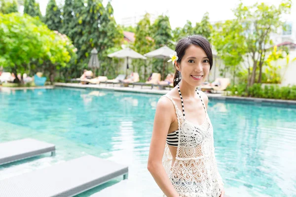 Mujer disfrutar en tailandés resort —  Fotos de Stock