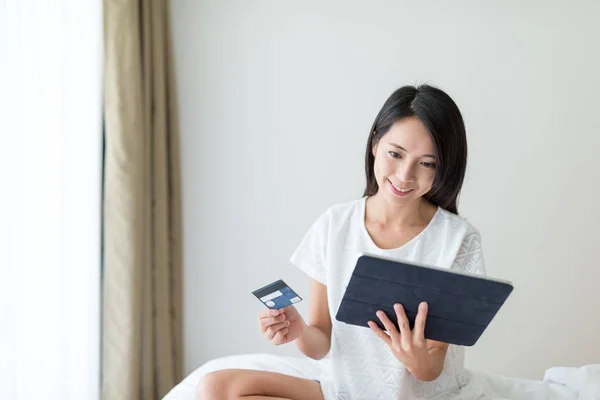 Vrouw met behulp van Tablet PC- en creditcard — Stockfoto
