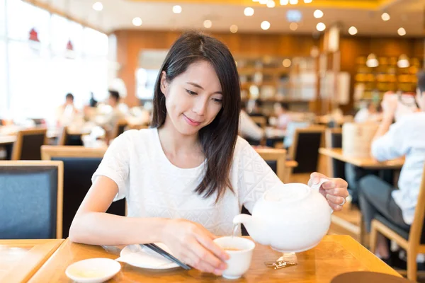 Mulher indo restaurante chinês — Fotografia de Stock