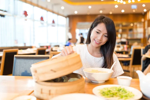 Женщина наслаждается едой в китайском ресторане — стоковое фото