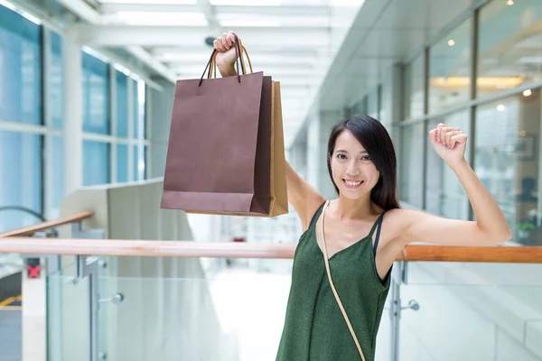 Vzrušená žena drží nákupní tašky — Stock fotografie