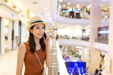 Cep telefonuyla konuşan kadın.