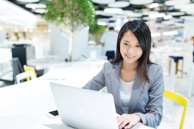 Dizüstü bilgisayarda çalışan iş kadını